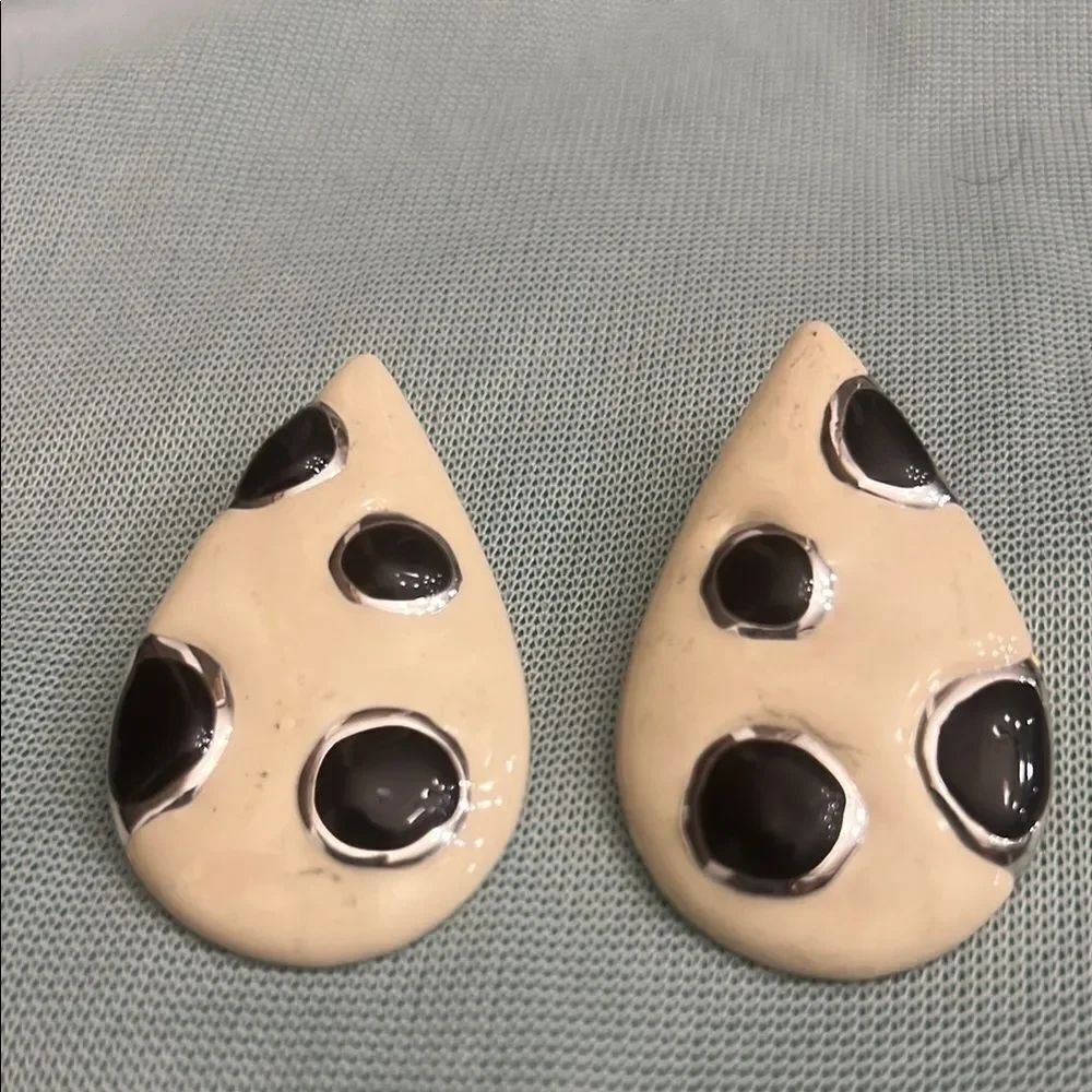 Elegant Cream and Black Teardrop Accents